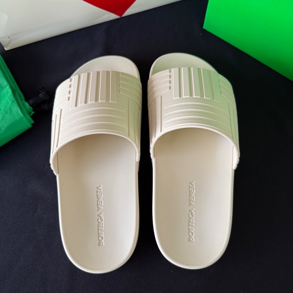BOTTEGA VENETA 690105 Men's Pool Slide Sandals Sea Salt White Rubber, 39 (US 7) - Picture 3 of 6